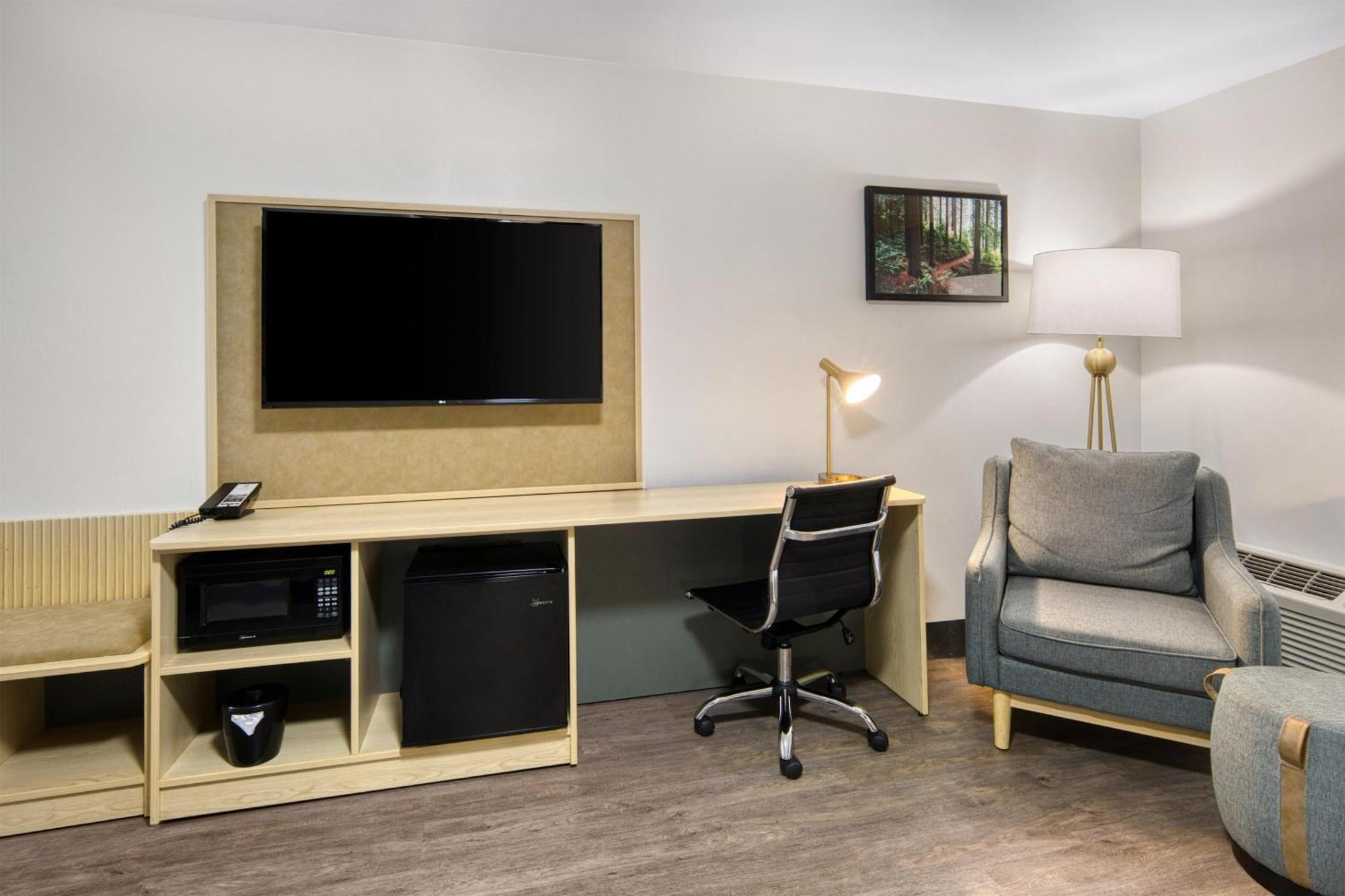 Queen Room with Two Queen Beds, Bath Tub and Balcony - View/Disability Access/Non-Smoking