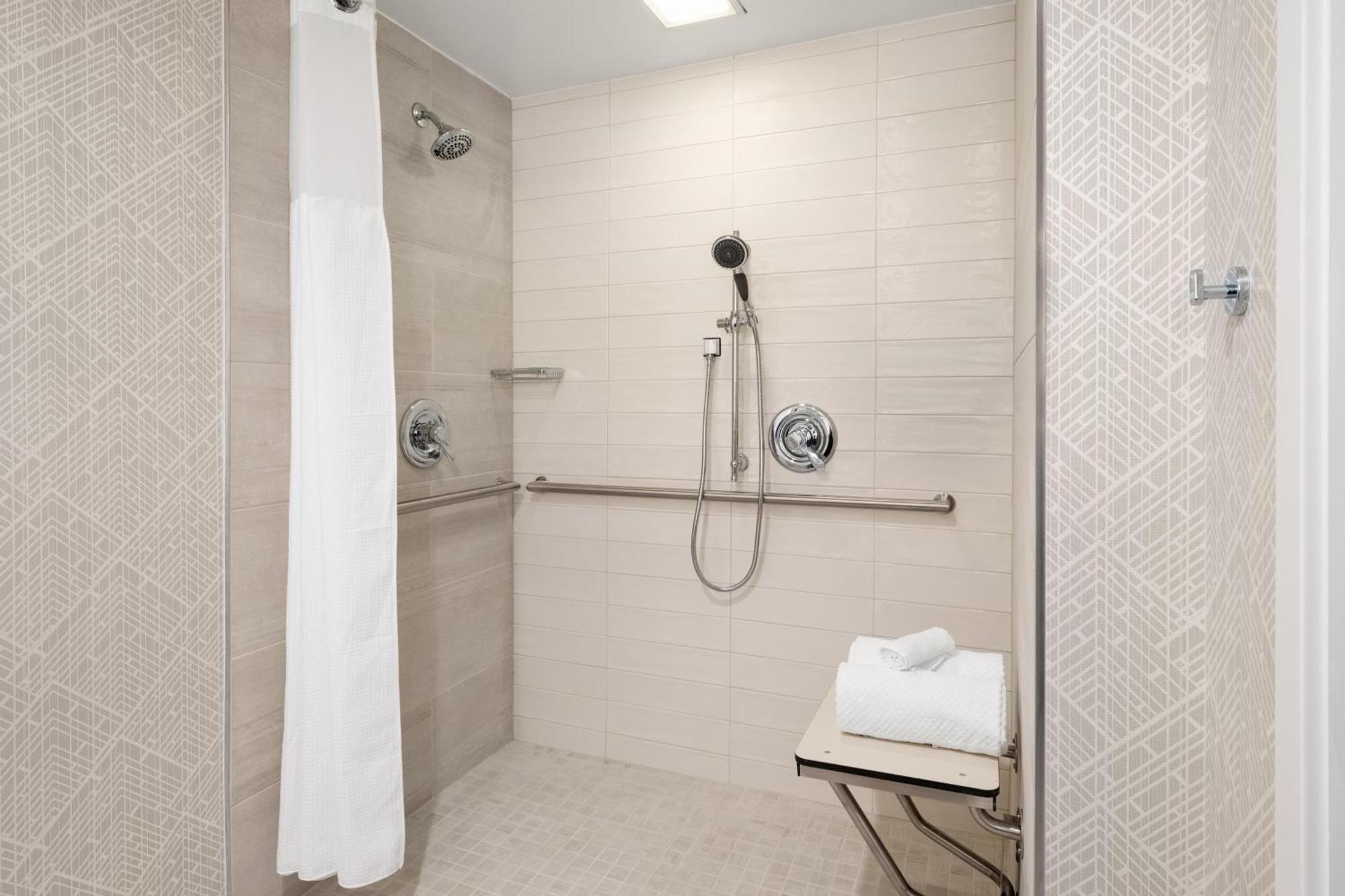 One-Bedroom King Suite Roll Shower Mobility Access or Non-Smoking