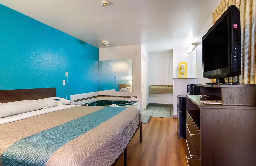Motel 6 Portland Mall - 205-1
