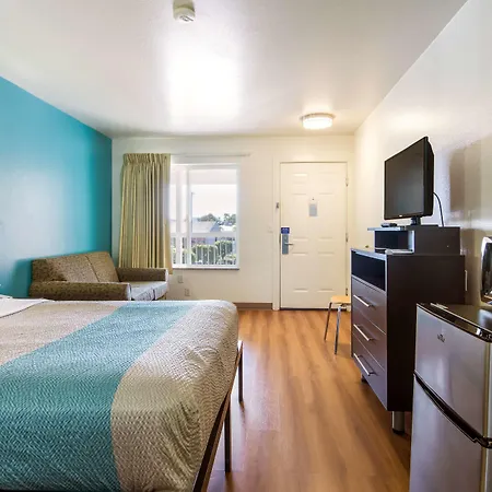 Motel 6 Portland Mall - 205-2