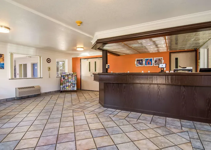 Motel 6 Portland Mall - 205